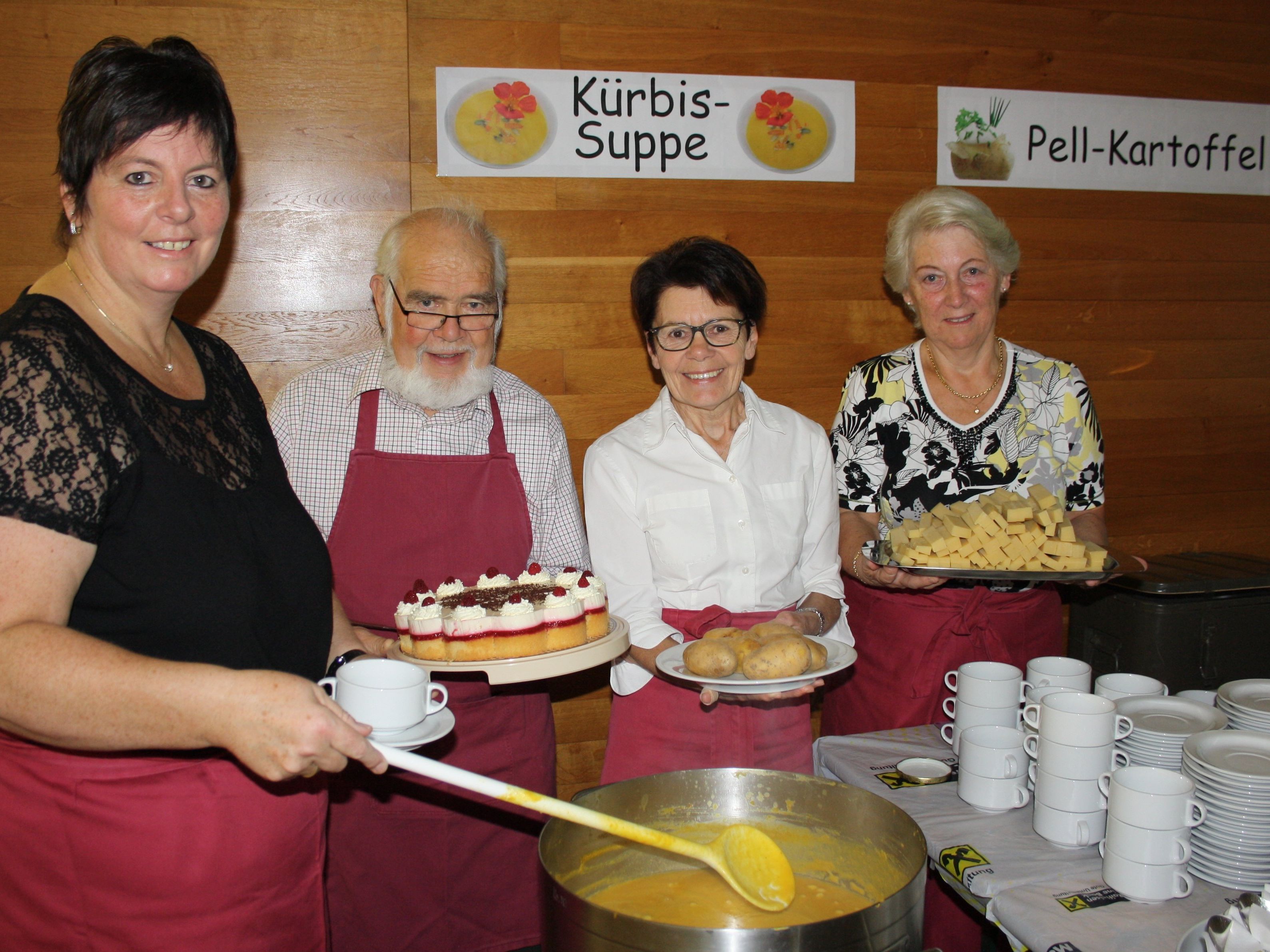 „Gsottene Kartoffla“ mit Butter und Käs, eine Kürbiscremesuppe oder ein Kartoffelgulasch, das schmeckt Jung und Alt. „Gsottene Kartoffla“ mit Butter und Käs, eine Kürbiscremesuppe oder ein Kartoffelgulasch, das schmeckt Jung und Alt.