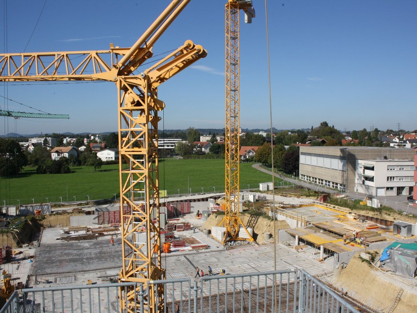 Die zahlreichen Zaungäste können es bestätigen: Auf dem ehemaligen Rupp-Areal gehen die Arbeiten für das neue Wohnquartier „Mein Seedomizil“ bestens voran. Die zahlreichen Zaungäste können es bestätigen: Auf dem ehemaligen Rupp-Areal gehen die Arbeiten für das neue Wohnquartier „Mein Seedomizil“ bestens voran.