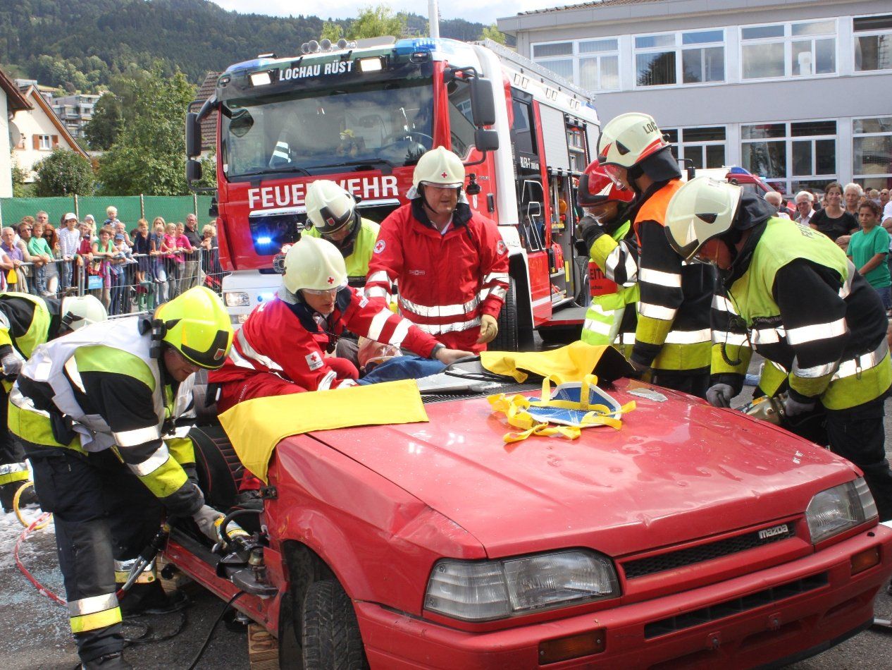 Sichern, Bergen und Retten – Live-Einsatz-Vorführung der Feuerwehr und des Roten Kreuzes beim Leiblachtaler Familieninformationstag „G’sund & sicher“ in Lochau. Sichern, Bergen und Retten – Live-Einsatz-Vorführung der Feuerwehr und des Roten Kreuzes beim Leiblachtaler Familieninformationstag „G’sund & sicher“ in Lochau.