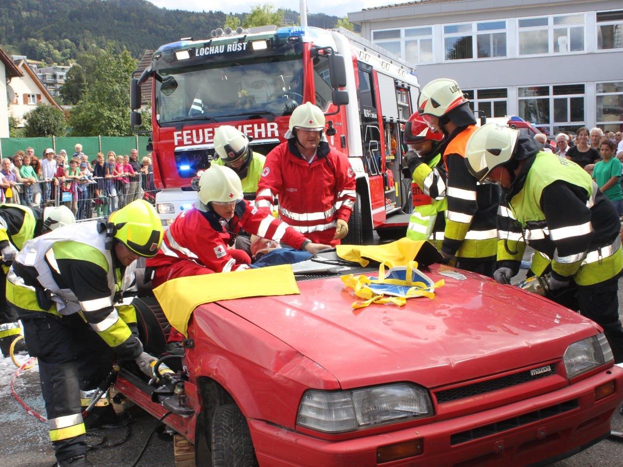 Sichern, Bergen und Retten – Live-Einsatz-Vorführung der Feuerwehr und des Roten Kreuzes beim Leiblachtaler Familieninformationstag „G’sund & sicher“ in Lochau.