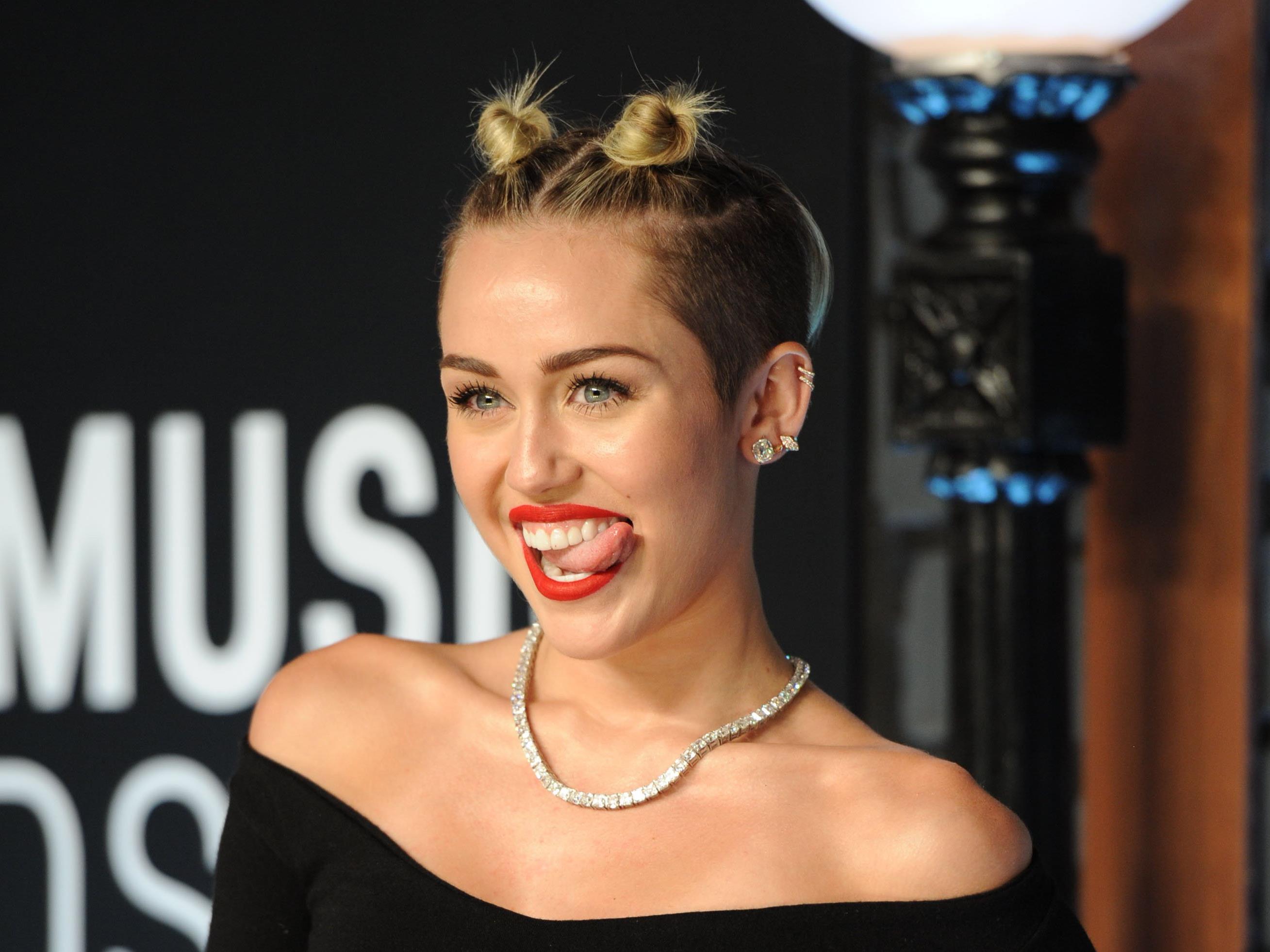 Popstar Miley Cyrus fühlt sich keinem Geschlecht zugehörig. Popstar Miley Cyrus fühlt sich keinem Geschlecht zugehörig.