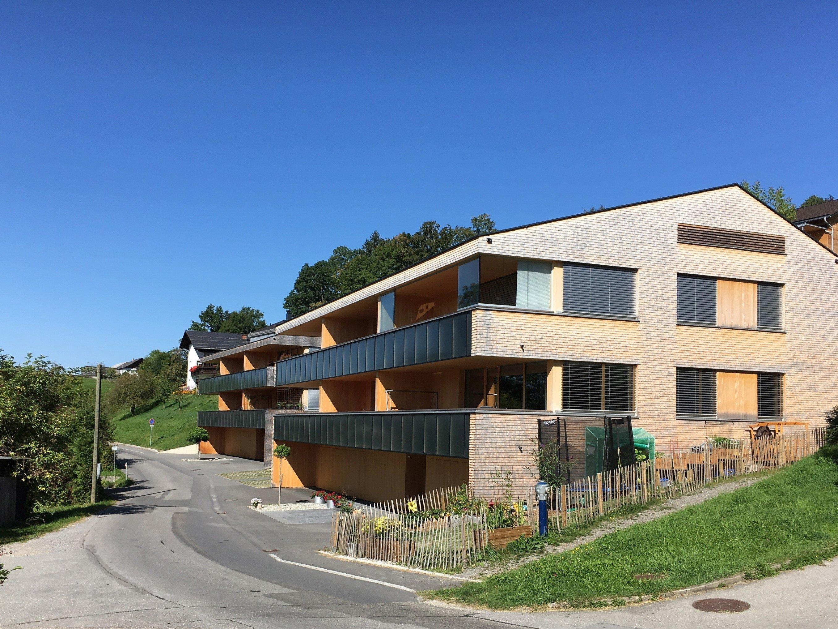 Noch energieeffizienter als klassische Passivhäuser: Die beiden Mehrfamilienbauten in Langenegg wurden im September nach Passivhaus Plus-Standard zertifiziert.