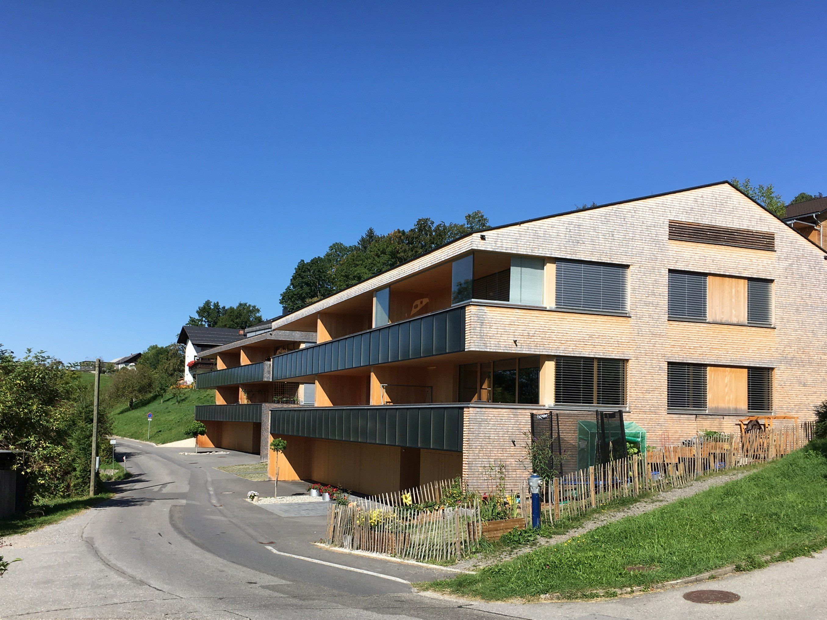 Noch energieeffizienter als klassische Passivhäuser: Die beiden Mehrfamilienbauten in Langenegg wurden im September nach Passivhaus Plus-Standard zertifiziert. Noch energieeffizienter als klassische Passivhäuser: Die beiden Mehrfamilienbauten in Langenegg wurden im September nach Passivhaus Plus-Standard zertifiziert.