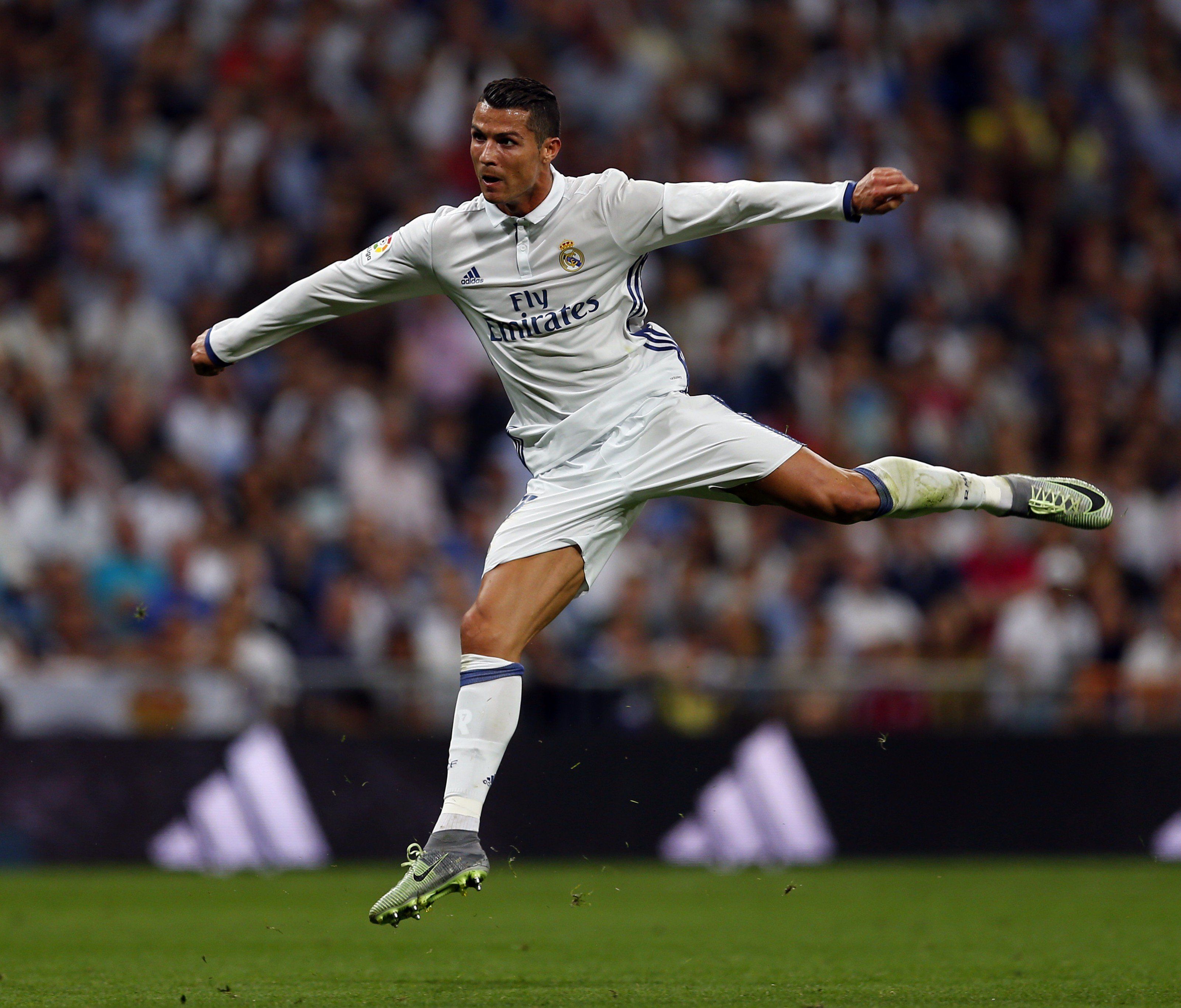 Superstar Cristiano Ronaldo soll einen neuen Vertrag bei Real Madrid bekommen. Superstar Cristiano Ronaldo soll einen neuen Vertrag bei Real Madrid bekommen.