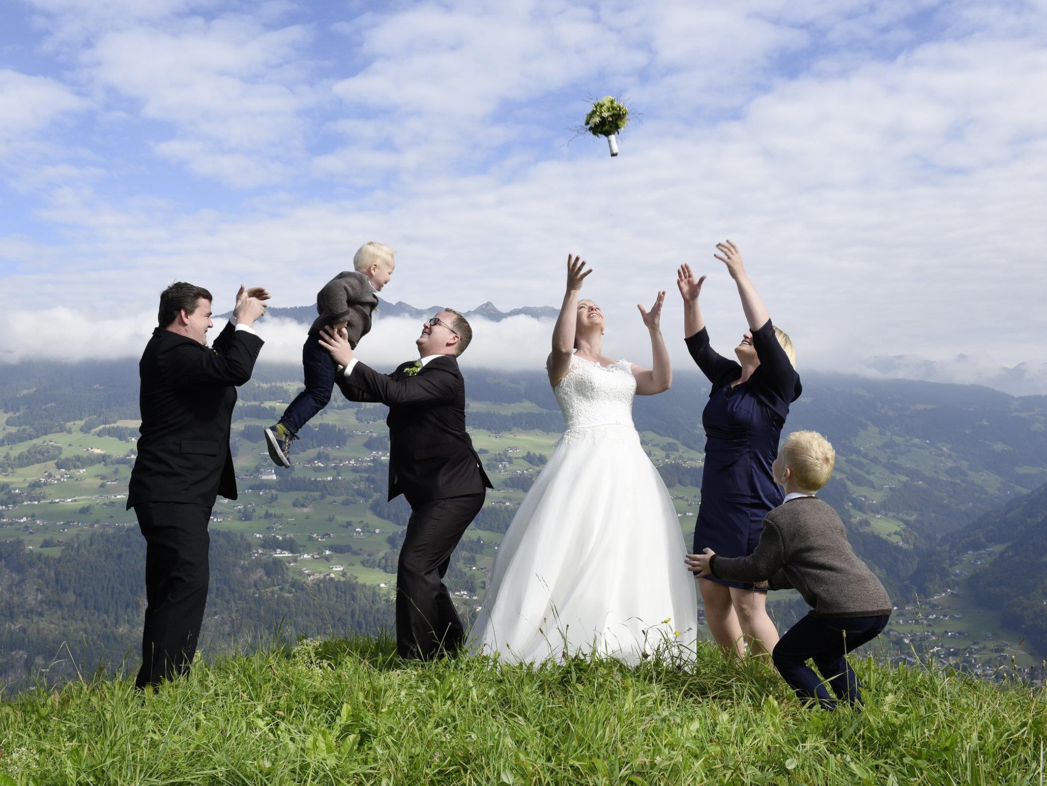 Das Brautpaar mit Kindern und Trauzeugen posiert für den Fotografen.