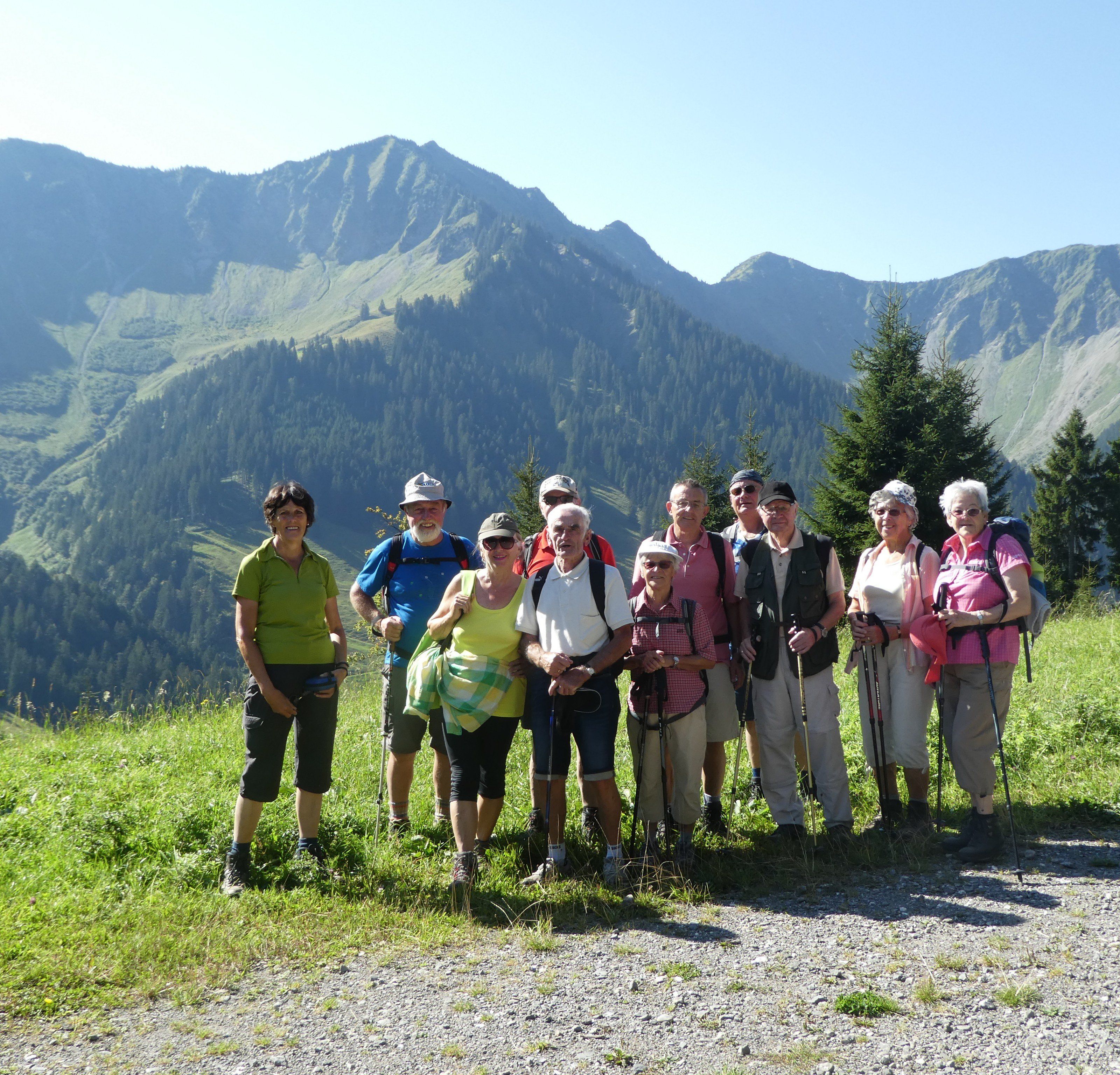 Die Wandergruppe unterwegs im schönen Laternsertal Die Wandergruppe unterwegs im schönen Laternsertal