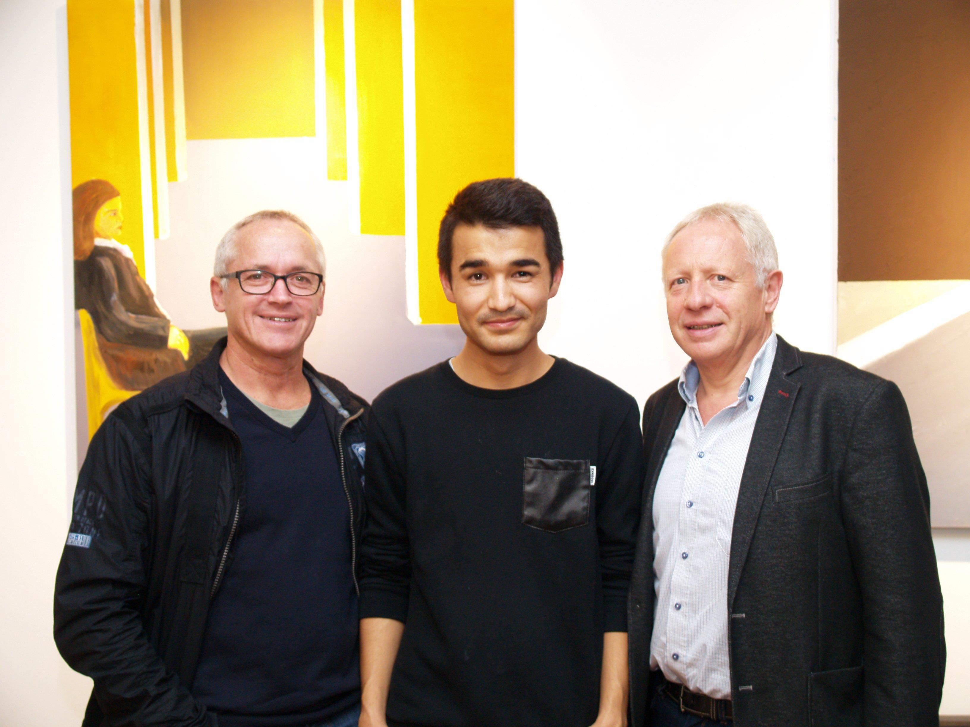 Künstler Zaker Soltani (Mitte) mit Vernissageredner Georg Vith und Bildungshausleiter Christian Kopf bei der Eröffnung der Ausstellung