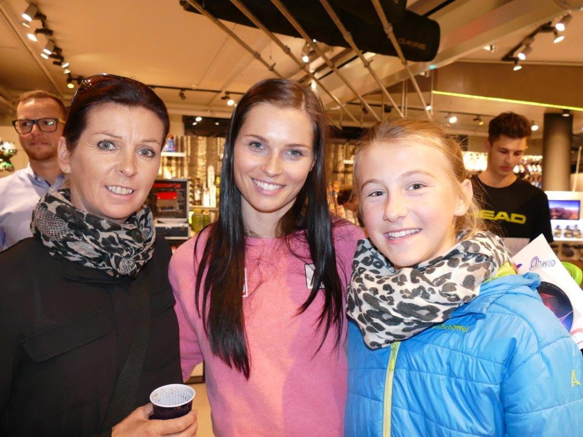 Wenn Skistars zu Fans werden! Anita Wachter und Tochter Angelina posierten für ein Erinnerungsfoto mit Anna Veith.