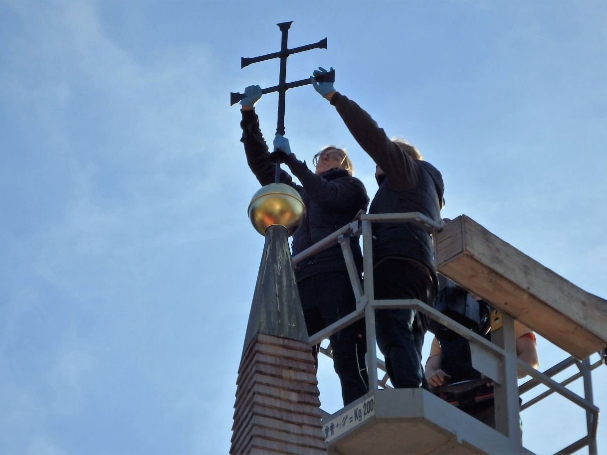 Kreuz und Kugel werden von den zwei Künstlerinnen Elke Capelli und Nicole Meyer montiert Kreuz und Kugel werden von den zwei Künstlerinnen Elke Capelli und Nicole Meyer montiert