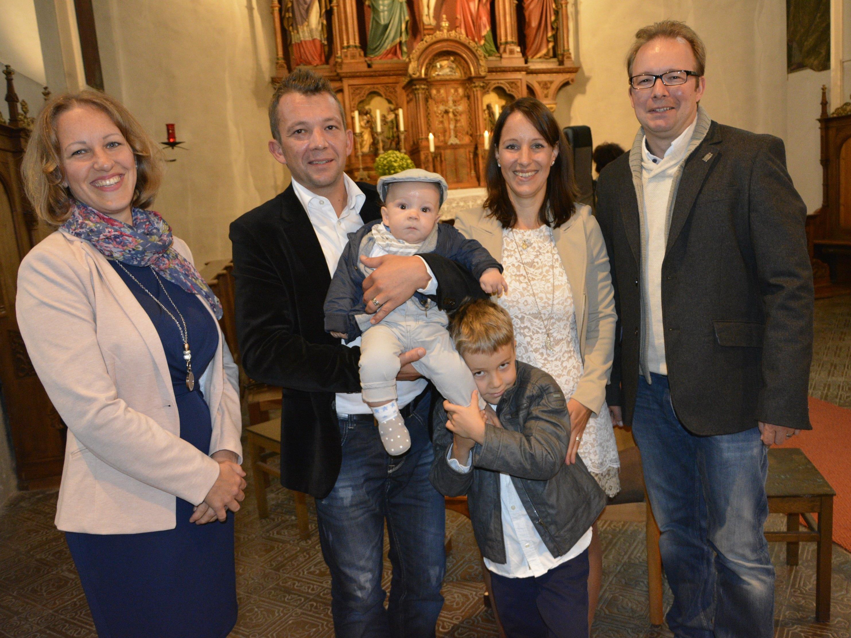 Cornelia Vonach und Alexander Matt feierten mit der Familie die Taufe von Paul.