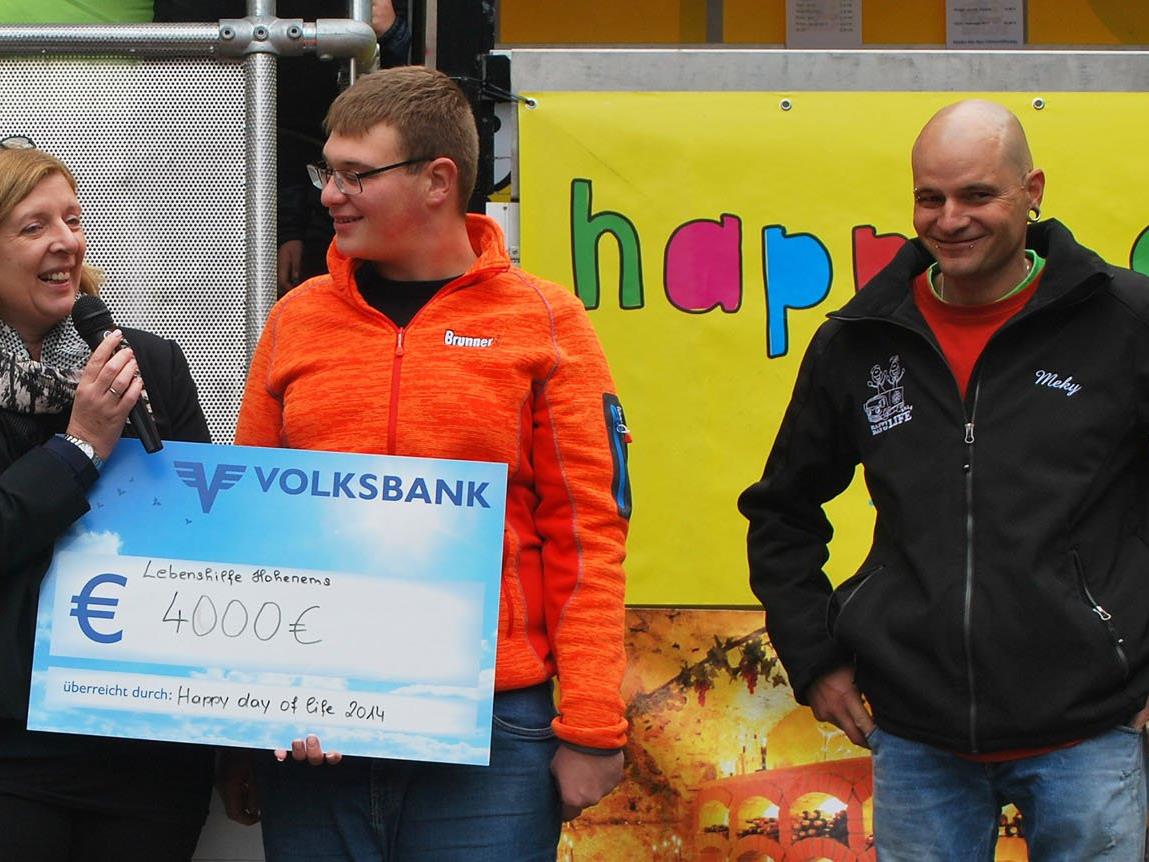 Birgit Loacker und Fabian Winkler freuten sich über die Spende von Markus Hörmann (r.) und seinem Team.