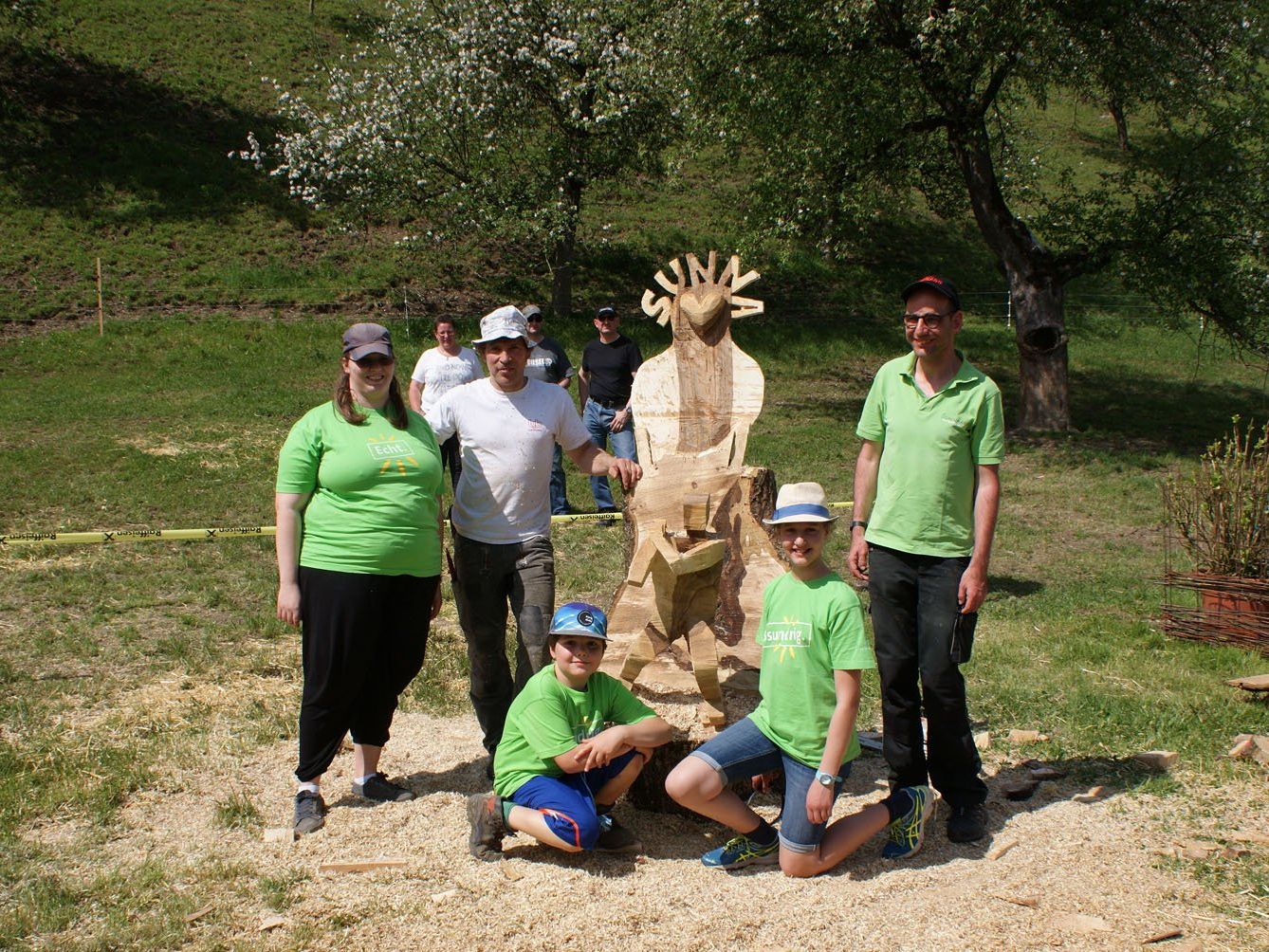 Felix Wilhelm (zweiter v.l.), Miteigentümer von LGB Lehrgerüstbau, war bereits beim Frühling am Sunnahof als Motorsägen-Künstler mit dabei. Felix Wilhelm (zweiter v.l.), Miteigentümer von LGB Lehrgerüstbau, war bereits beim Frühling am Sunnahof als Motorsägen-Künstler mit dabei.