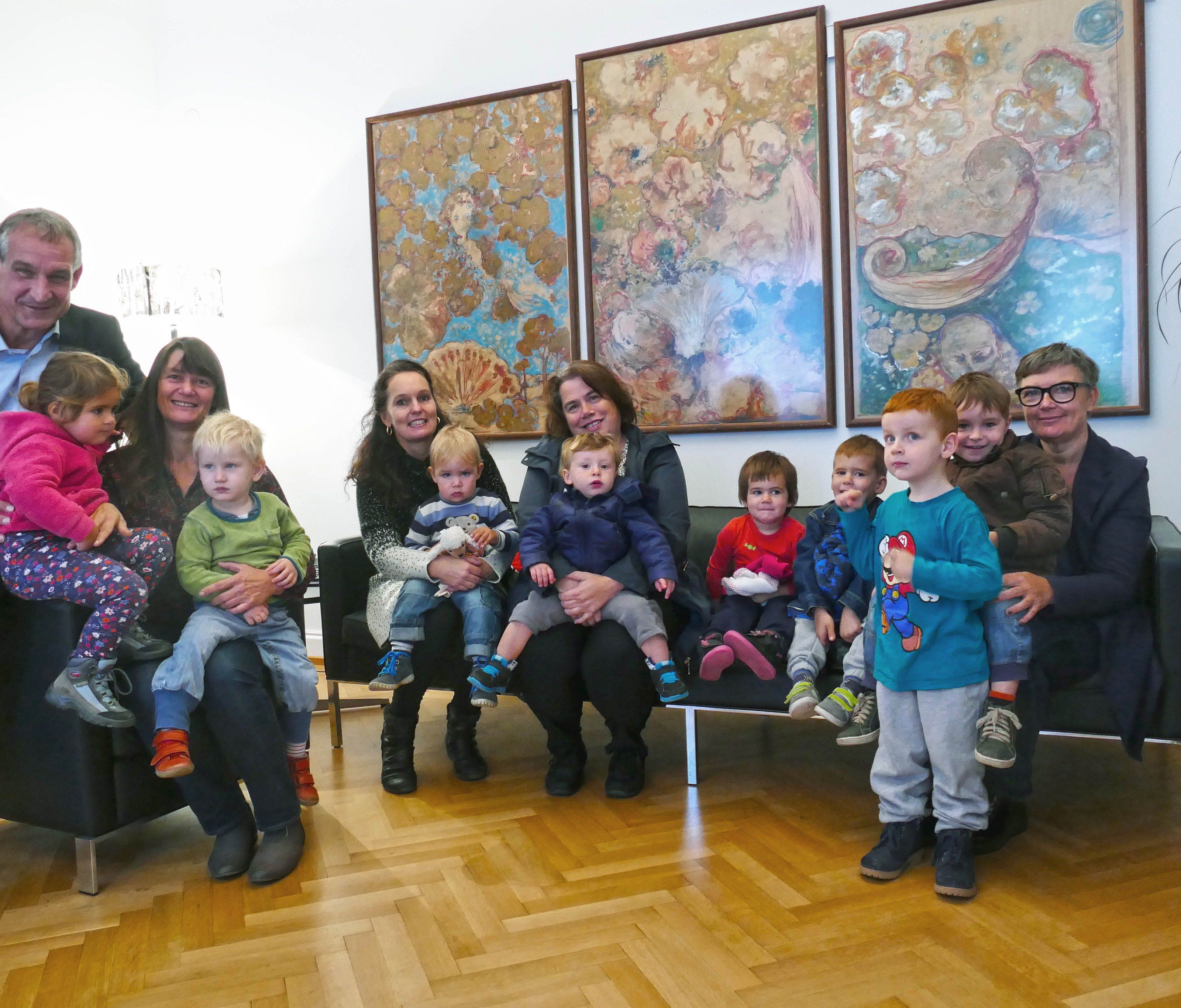 Frischen Wind brachten acht Tageskinder und ihre Tagesmütter in die Amtsstuben von Bürgermeister Markus Linhart. Frischen Wind brachten acht Tageskinder und ihre Tagesmütter in die Amtsstuben von Bürgermeister Markus Linhart.