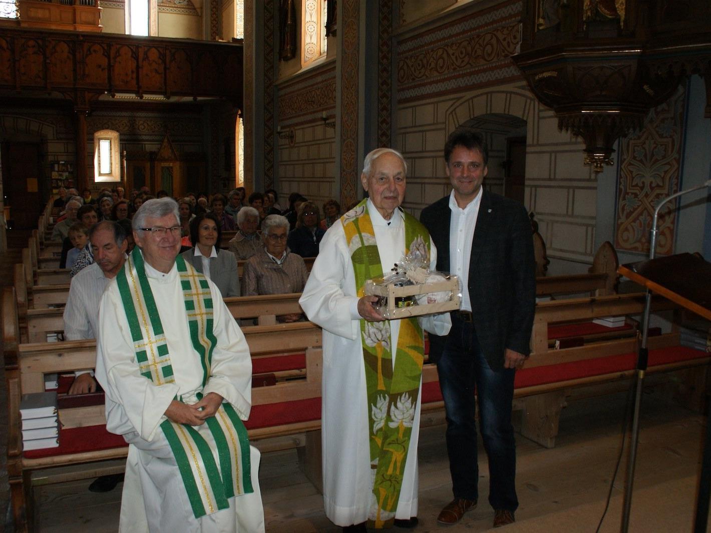 v.l. Generalvikar Msgr. Rudolf Bitschof, Pfarrer Dr. Peter Bitschnau und Bürgermeister Thomas Zudrell
