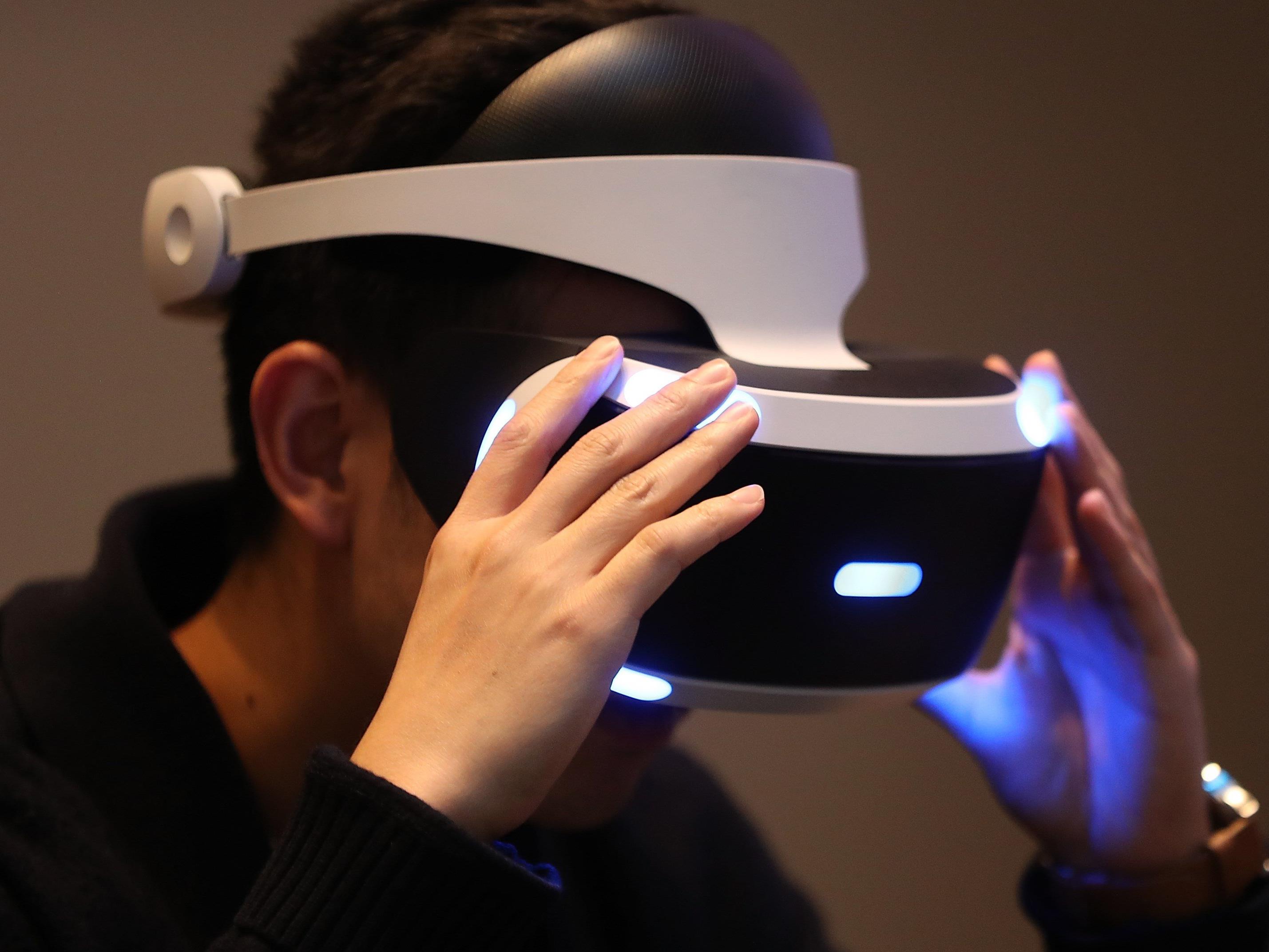 Die VR-Brille ist mit Vorsicht zu genießen.