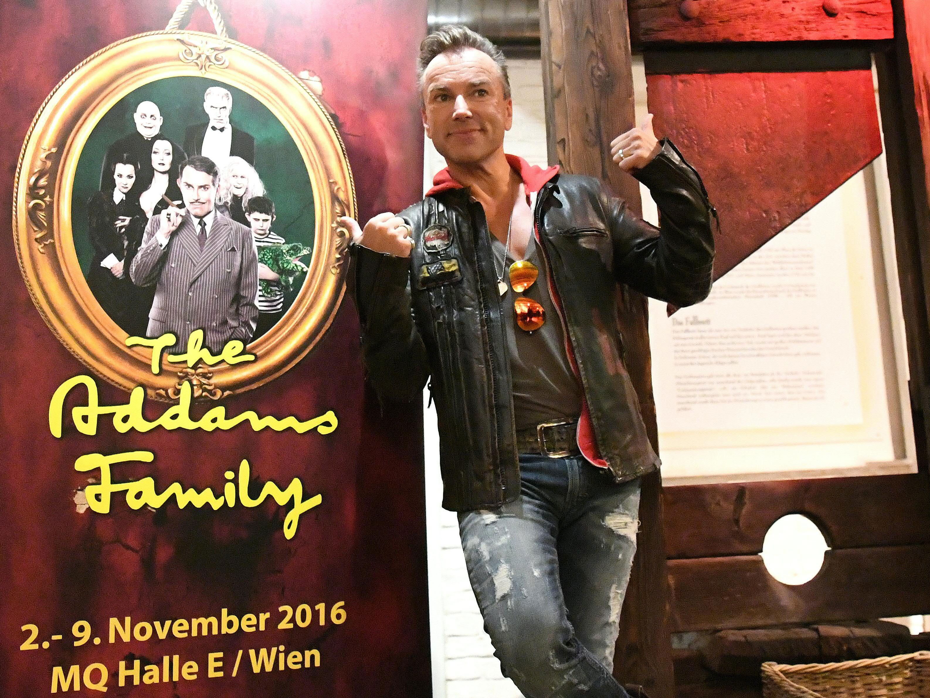 Uwe Kröger posierte im Foltermuseum neben der Guillotine Uwe Kröger posierte im Foltermuseum neben der Guillotine