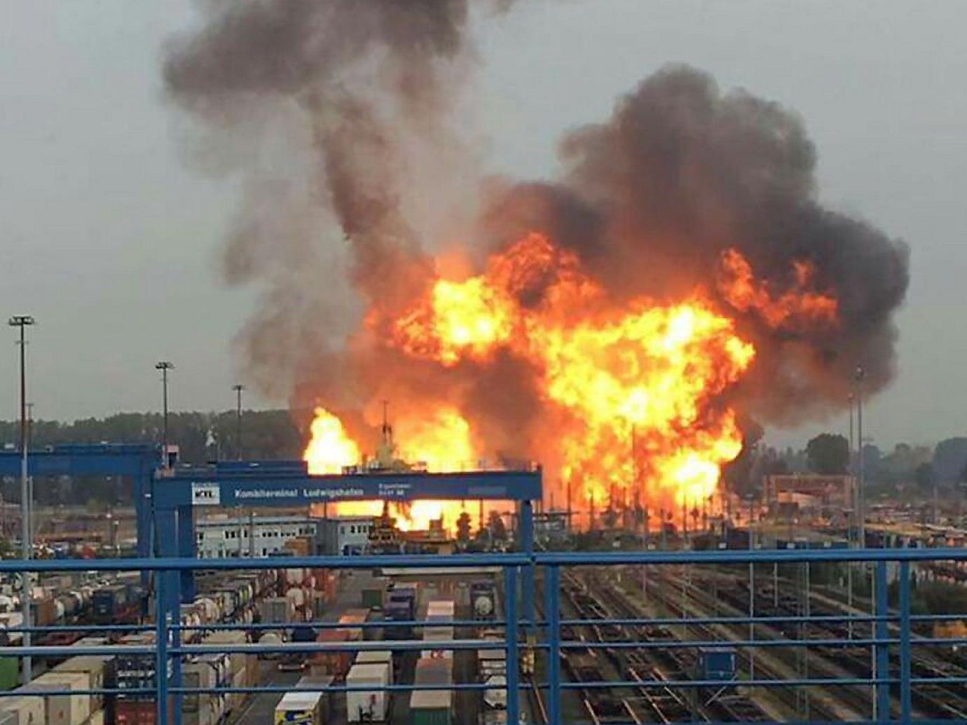 Nach einer Explosion brennt es am 17.10.2016 auf dem Gelände des Chemiekonzerns BASF in Ludwigshafen.