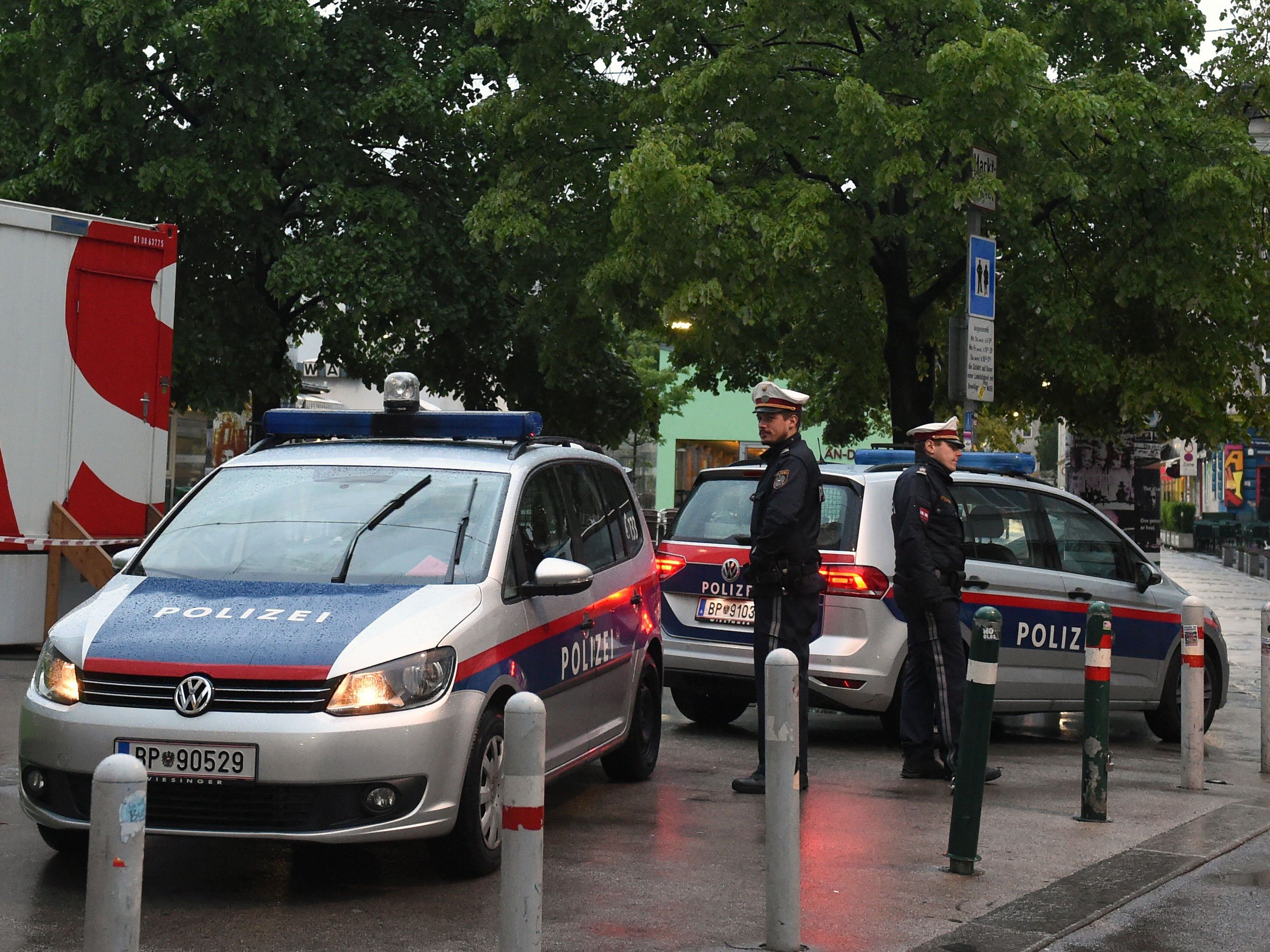 Kriminalbeamte bei der Spurensicherung am Brunnenmarkt Kriminalbeamte bei der Spurensicherung am Brunnenmarkt