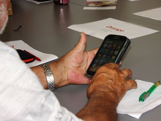 Experten erklären Senioren die Funktionen des Smartphones. Experten erklären Senioren die Funktionen des Smartphones.