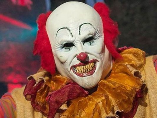 Plötzlich stürmte ein Clown in den wartenden Bus. Plötzlich stürmte ein Clown in den wartenden Bus.
