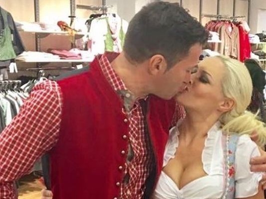 Die beiden sind frisch verliebt wie eh und je. Die beiden sind frisch verliebt wie eh und je.