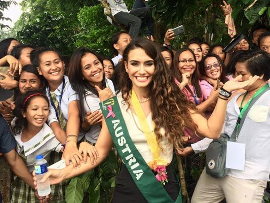 Österreichs Kandidatin Kimberly in Manila. Österreichs Kandidatin Kimberly in Manila.