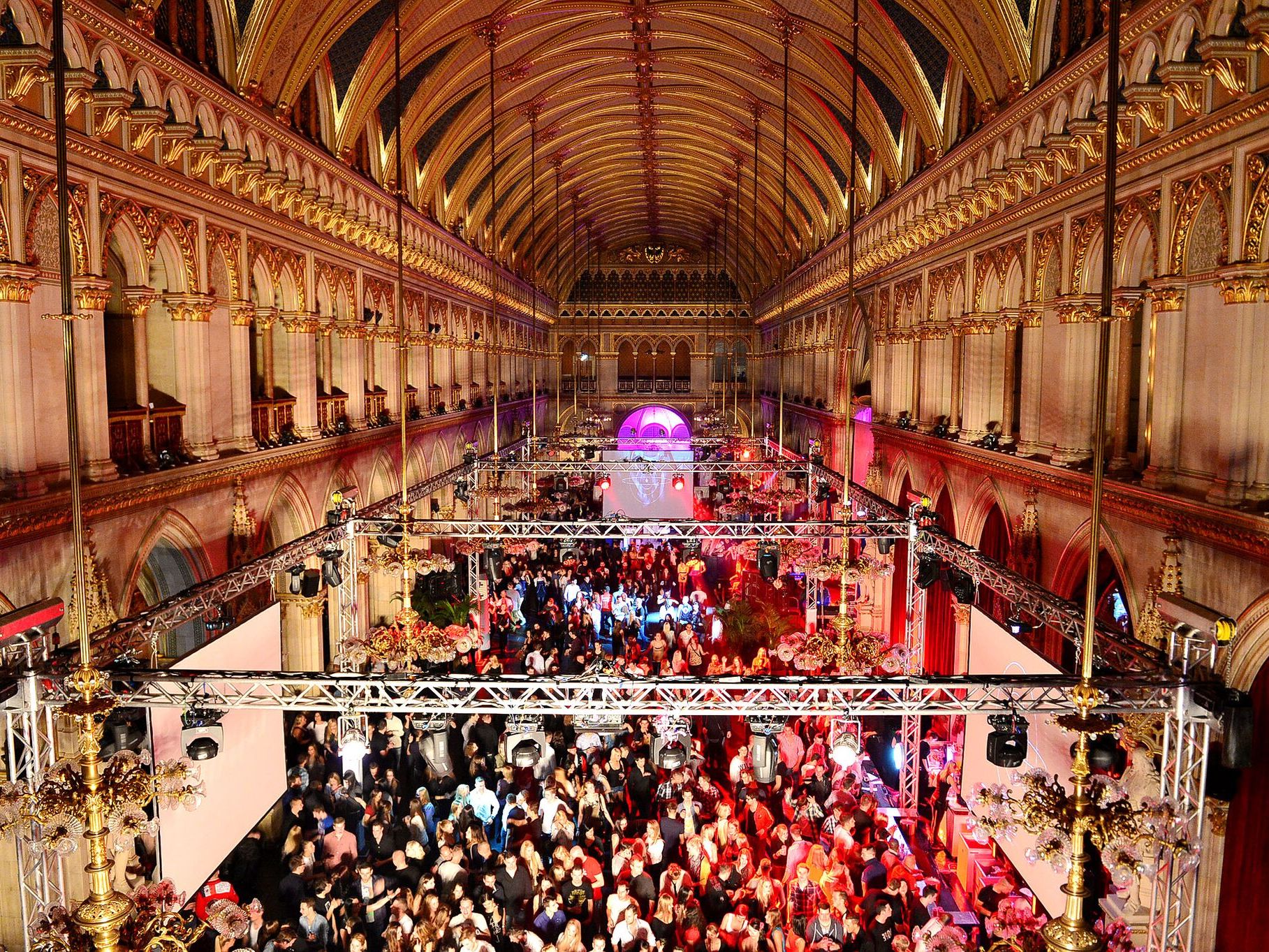 Am 5. November wird im Wiener Rathaus mit dem ParadiseCity die wohl größte Party der Stadt gefeiert. Am 5. November wird im Wiener Rathaus mit dem ParadiseCity die wohl größte Party der Stadt gefeiert.