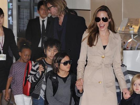 Offenbar wollen die meisten Kinder von Angelina Jolie und Brad Pitt auch nach der Trennung regelmäßigen Kontakt zu ihrem Vater. Offenbar wollen die meisten Kinder von Angelina Jolie und Brad Pitt auch nach der Trennung regelmäßigen Kontakt zu ihrem Vater.