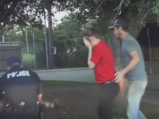 Der Junge verdankt dem Polizisten sein Leben. Der Junge verdankt dem Polizisten sein Leben.