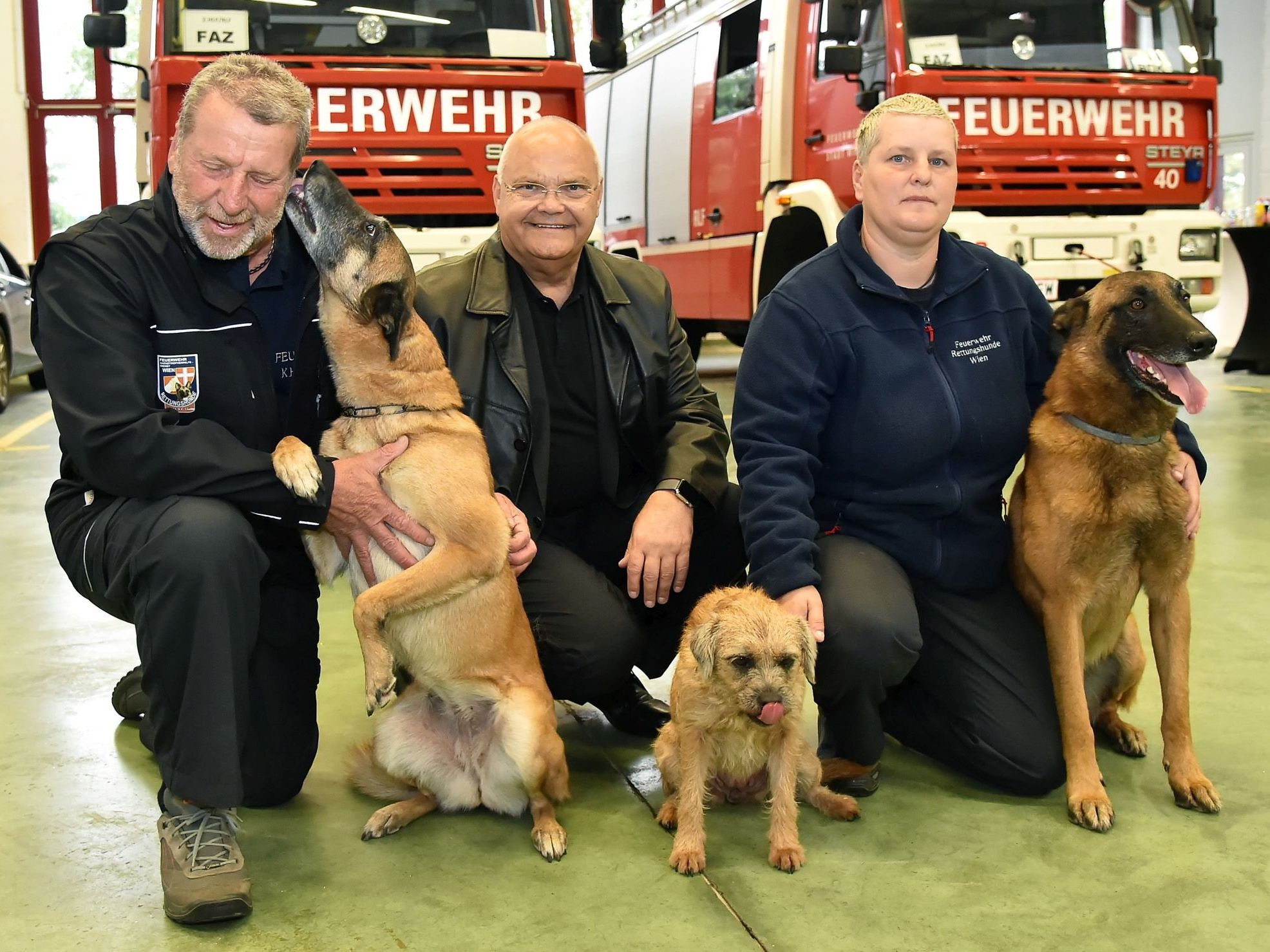 Hundeführer Peter Schüler, Landtagspräsident Harry Kopietz und Hundeführerin Magdalena Koczera Hundeführer Peter Schüler, Landtagspräsident Harry Kopietz und Hundeführerin Magdalena Koczera