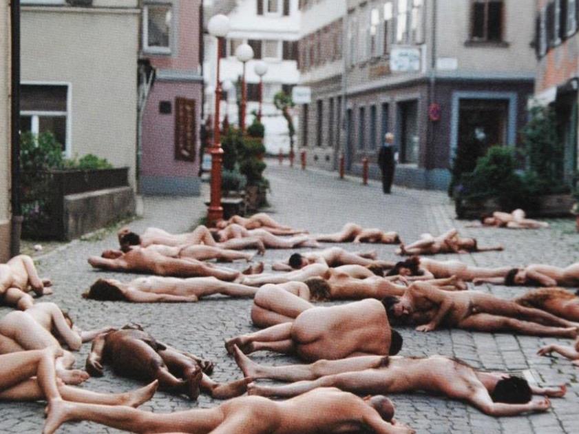 Nackt-Kunst-Aktion in der Bregenzer Anton Schneider-Straße.