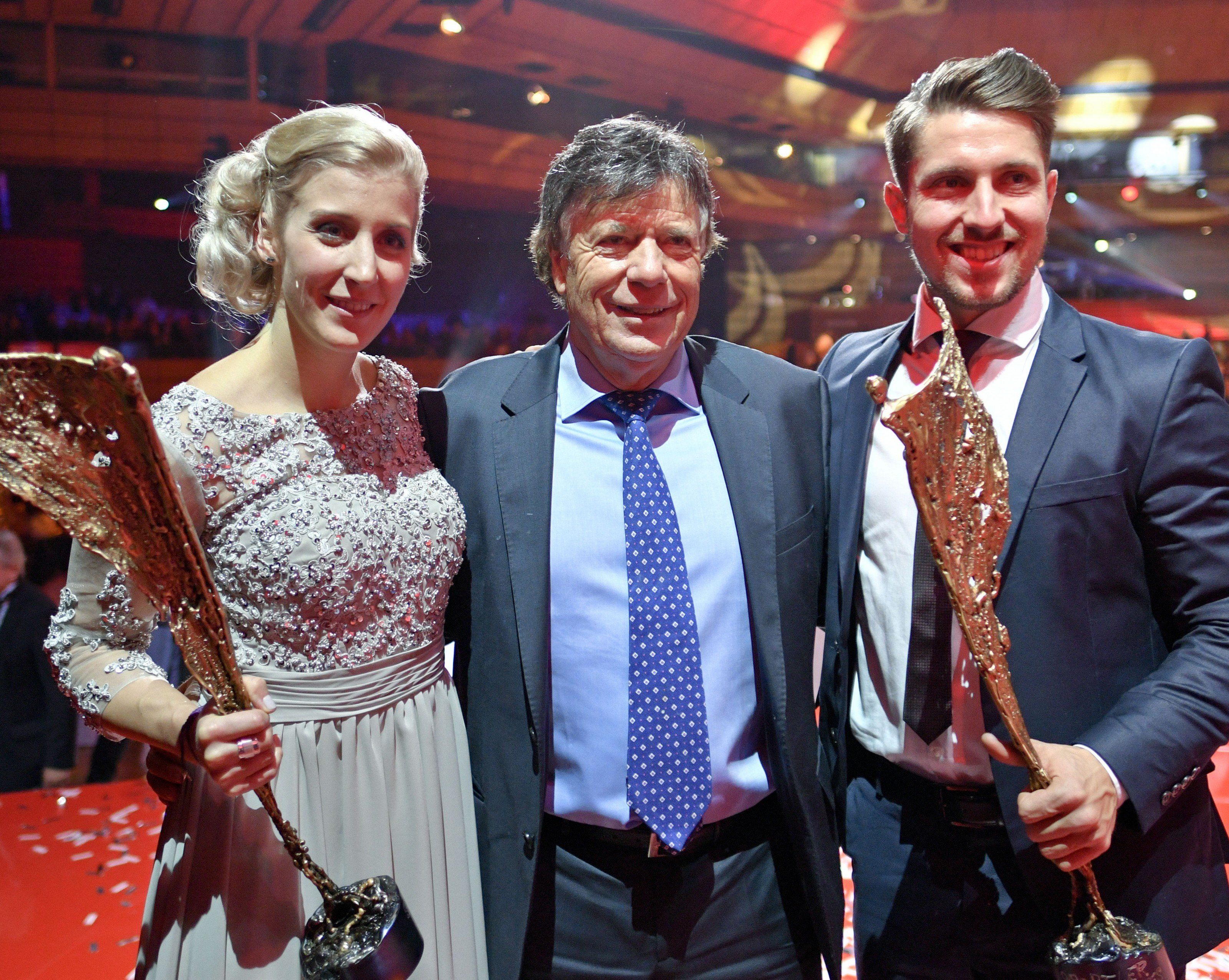 (L-R): Eva-Maria Brem, Siegerin in der Kategorie "Sportlerin des Jahres", ÖSV-Präsident Peter Schröcksnadel und Marcel Hirscher, Sieger in der Kategorie "Sportler des Jahres" (L-R): Eva-Maria Brem, Siegerin in der Kategorie "Sportlerin des Jahres", ÖSV-Präsident Peter Schröcksnadel und Marcel Hirscher, Sieger in der Kategorie "Sportler des Jahres"