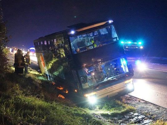 Der Reisebus kam in gefährlicher Schräglage zum Stillstand und droht umzukippen. Der Reisebus kam in gefährlicher Schräglage zum Stillstand und droht umzukippen.