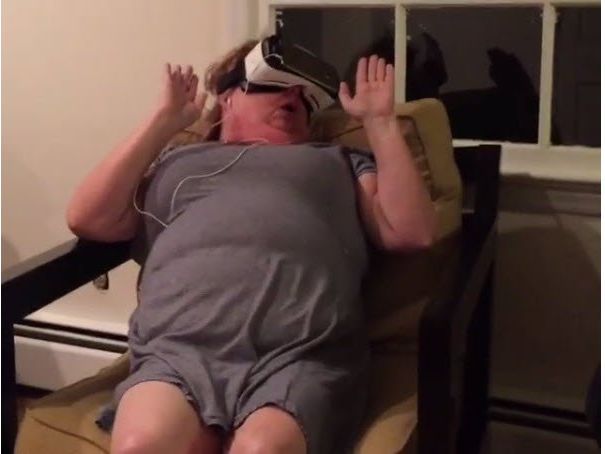 Das VR-Abenteuer ist ihr nicht ganz Geheuer Das VR-Abenteuer ist ihr nicht ganz Geheuer