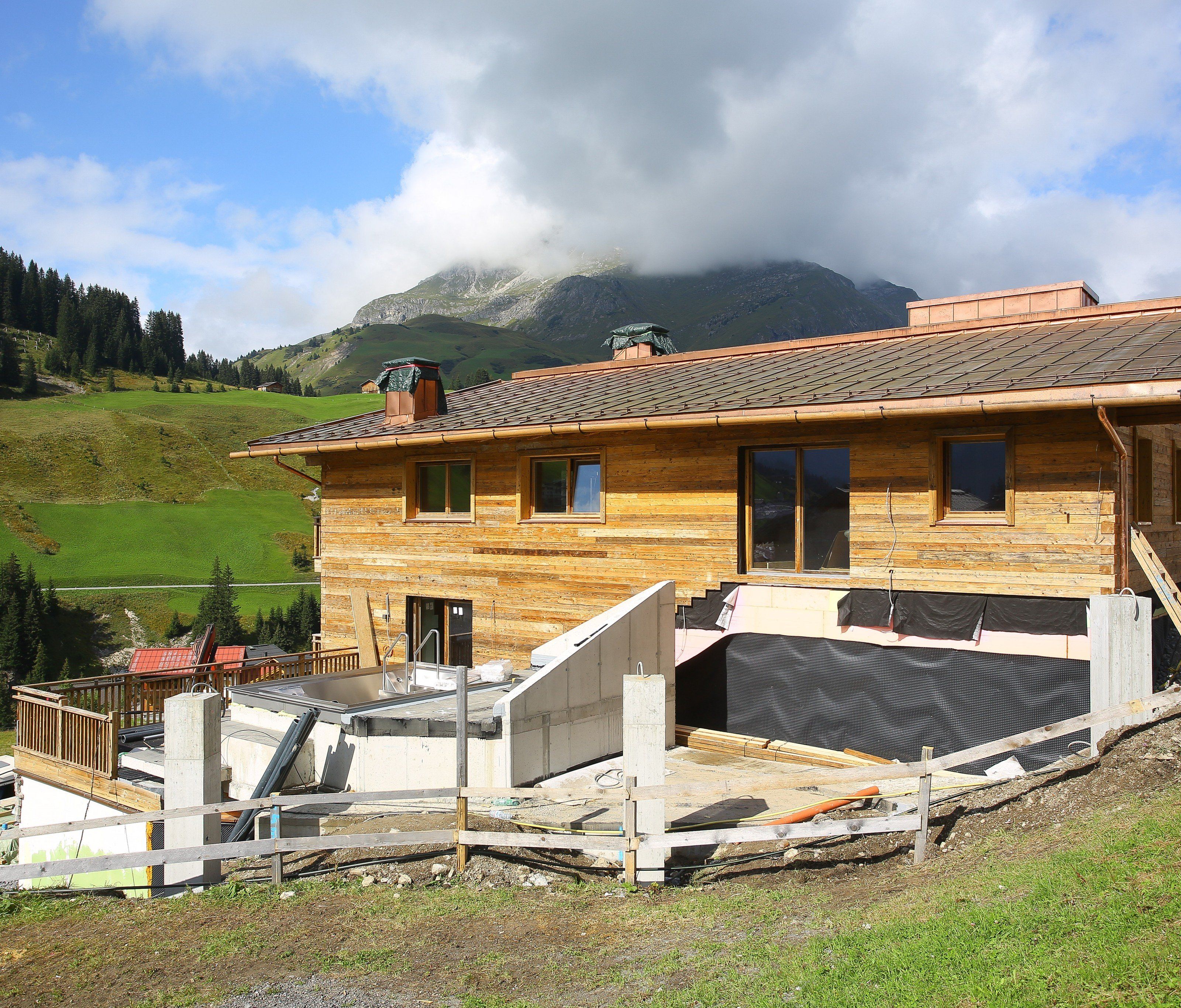 Kurz vor seiner Fertigstellung droht dem Luxus-Hotel Blumen haus das Aus. Die Investorenfirma meldet Insolvenz an. Kurz vor seiner Fertigstellung droht dem Luxus-Hotel Blumen haus das Aus. Die Investorenfirma meldet Insolvenz an.