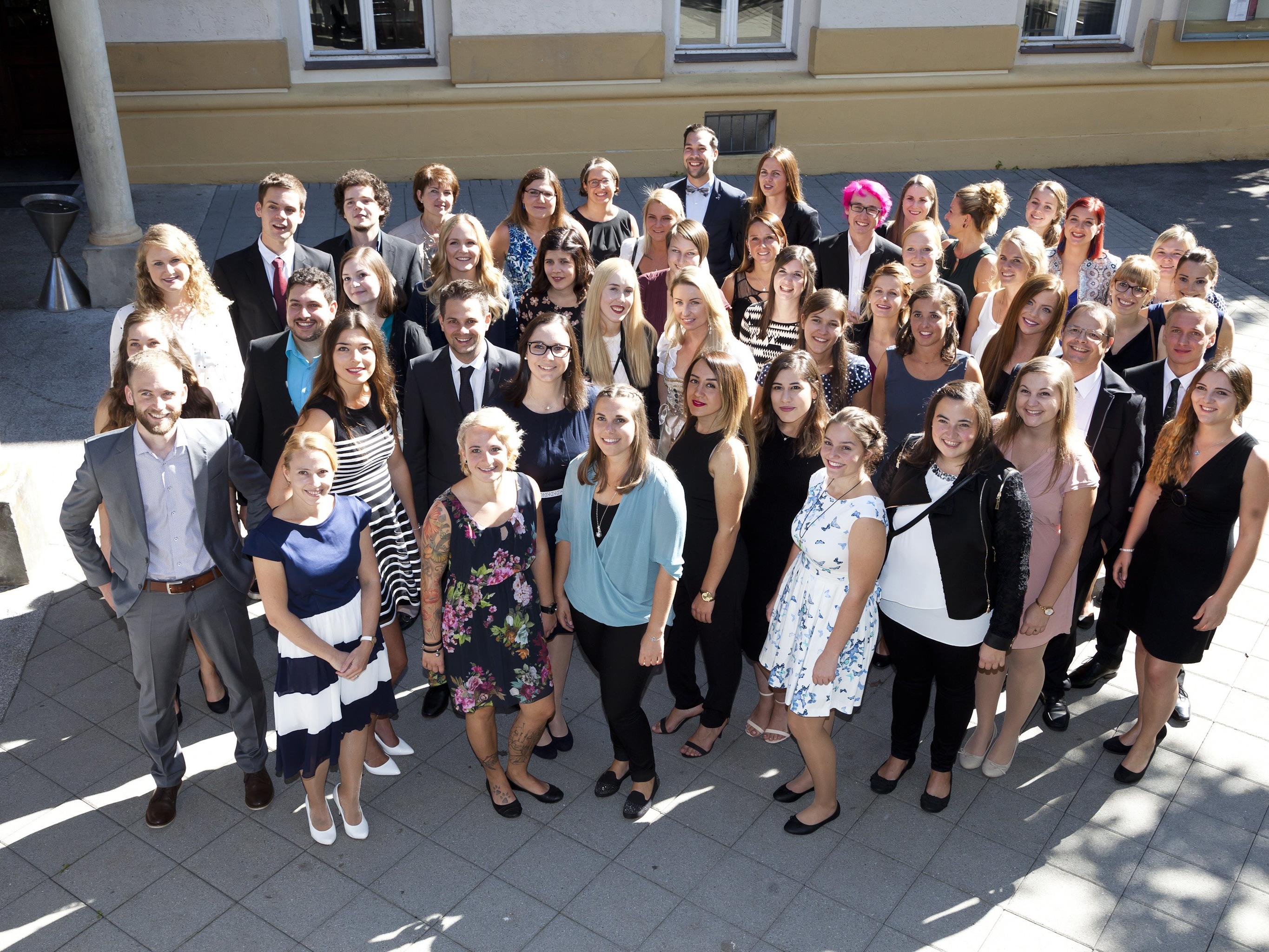 Die frisch diplomierten Absolventen der Gesundheits- und Pflegeschule Feldkirch.