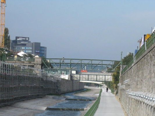 Aus dem Wienfluss wurde die Leiche eines noch nicht identifizierten Mannes geborgen Aus dem Wienfluss wurde die Leiche eines noch nicht identifizierten Mannes geborgen