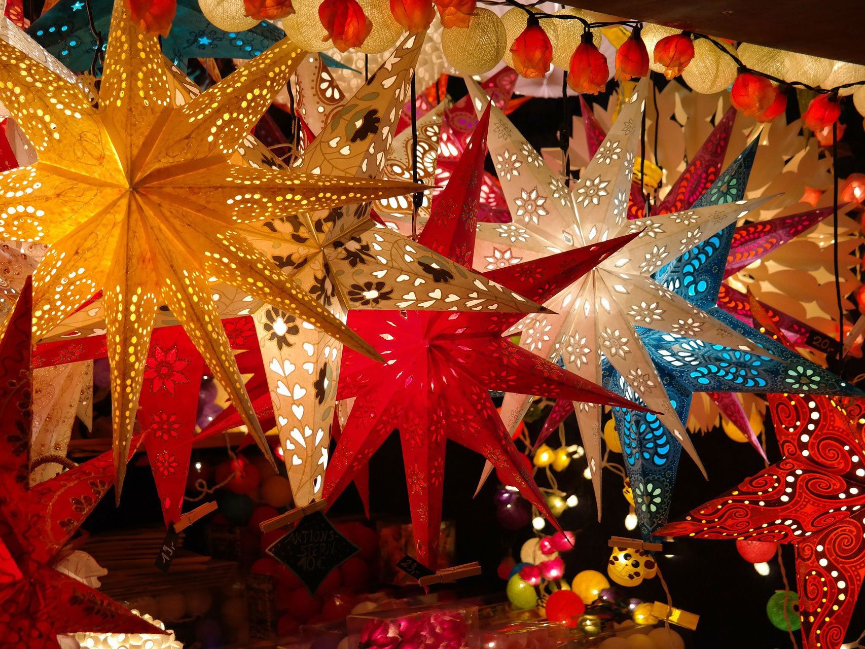 Allerhand Weihnachtliches wird beim Adventmarkt im Göttlichen Heiland feilgeboten Allerhand Weihnachtliches wird beim Adventmarkt im Göttlichen Heiland feilgeboten