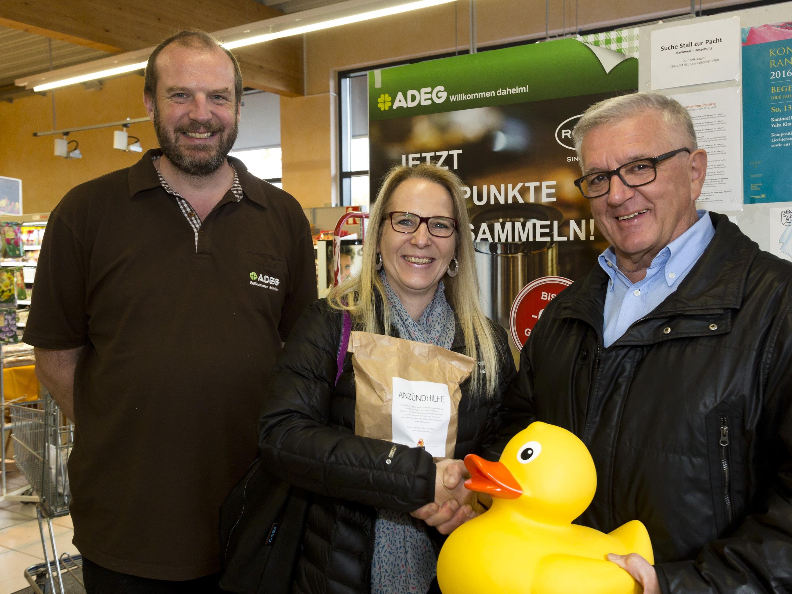 v.li.: ADEG-Chef Stefan Kogler, Karin Jochum und Franz Abbrederis, Obmann des „Netz für Kinder“.