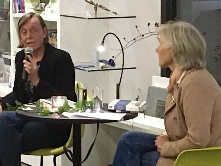 Margarethe Salziger (rechts) führte durch den Leseabend mit Eva-Maria Altemöller (links) Margarethe Salziger (rechts) führte durch den Leseabend mit Eva-Maria Altemöller (links)