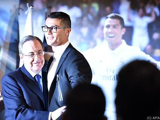 Bebrillter Cristiano Ronaldo ein Herz und eine Seele mit Club-Boss Perez