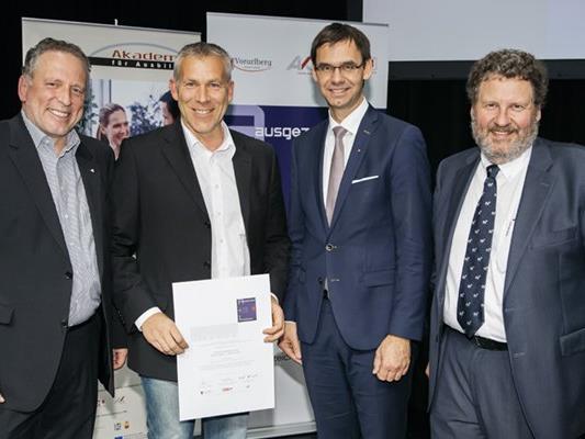 Geschäftsleiter Jörg Mayer vom Citypark Dornbirn nimmt die Auszeichnung in Empfang