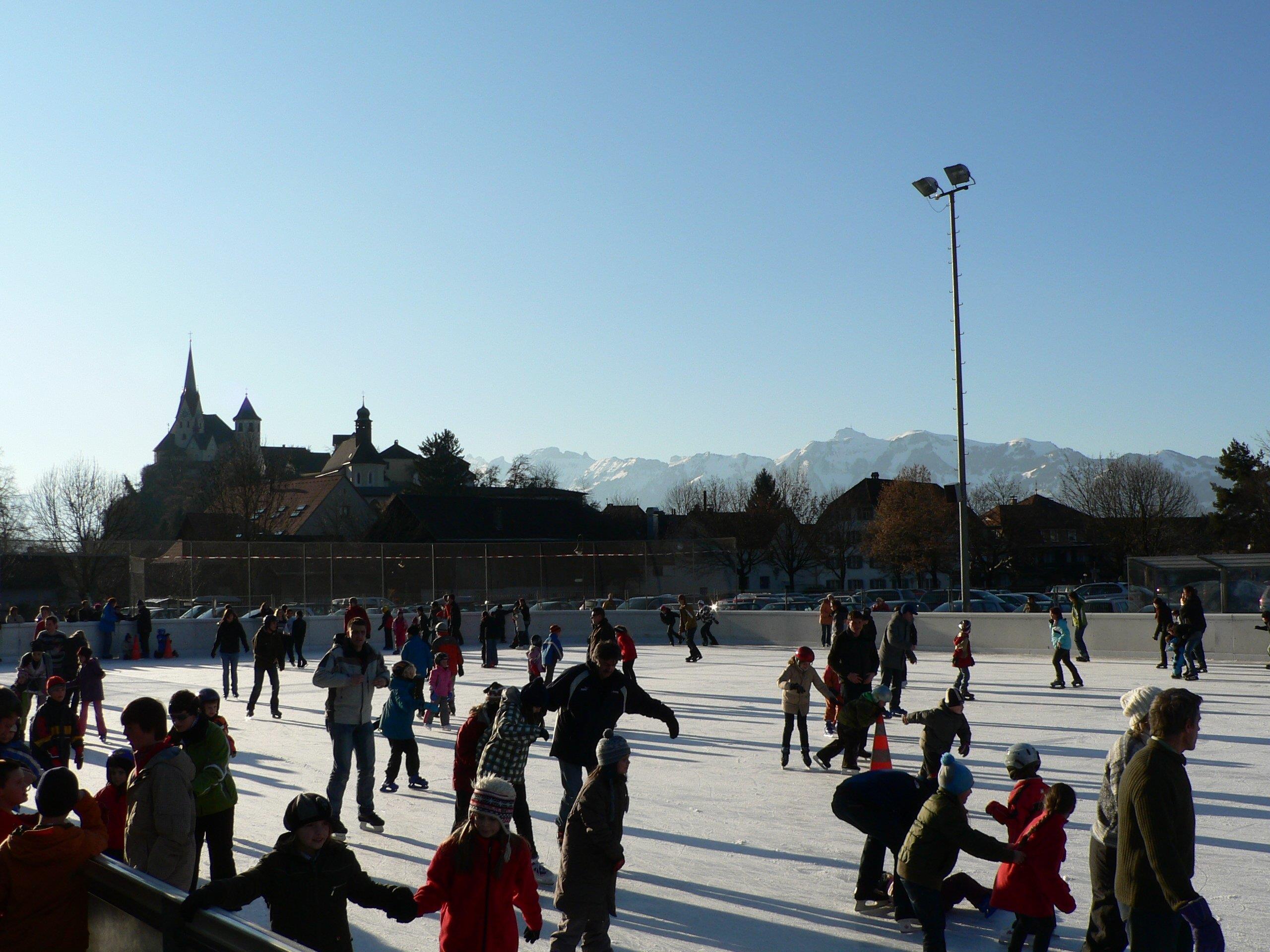 Eislaufen auf dem Eislaufplatz im Winter in Rankweil