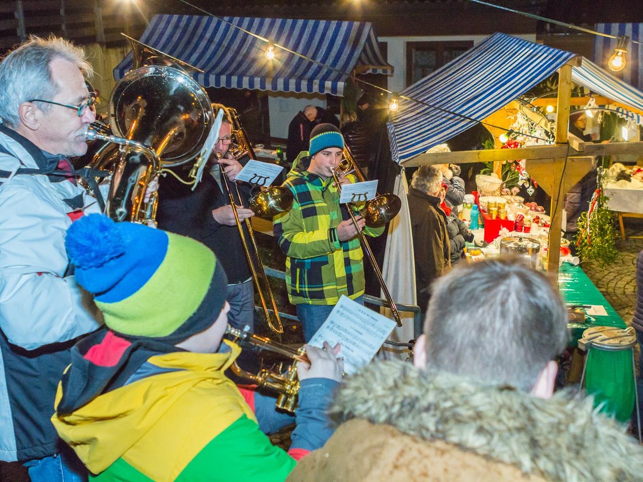 Ein Bläserensemble der Harmoniemusik erfreute die vielen Besucher des Santatöner Weihnachtsmarktes mit besinnlichen Weisen.