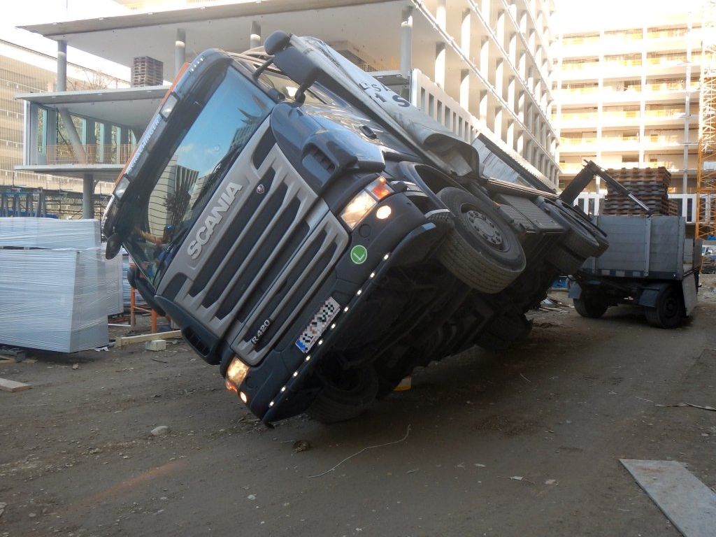 Die Berufsfeuerwehr richtete den Lkw wieder auf. Die Berufsfeuerwehr richtete den Lkw wieder auf.