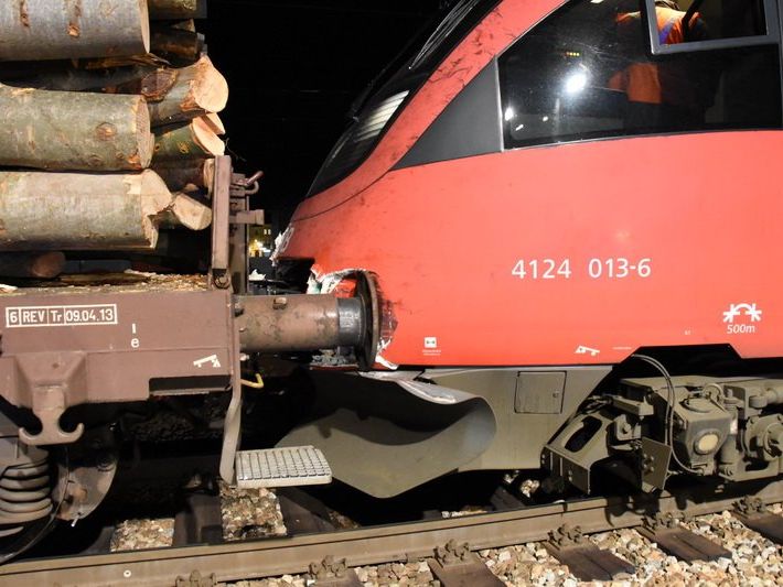 Die S-Bahn prallte in Güterwaggons. Die S-Bahn prallte in Güterwaggons.