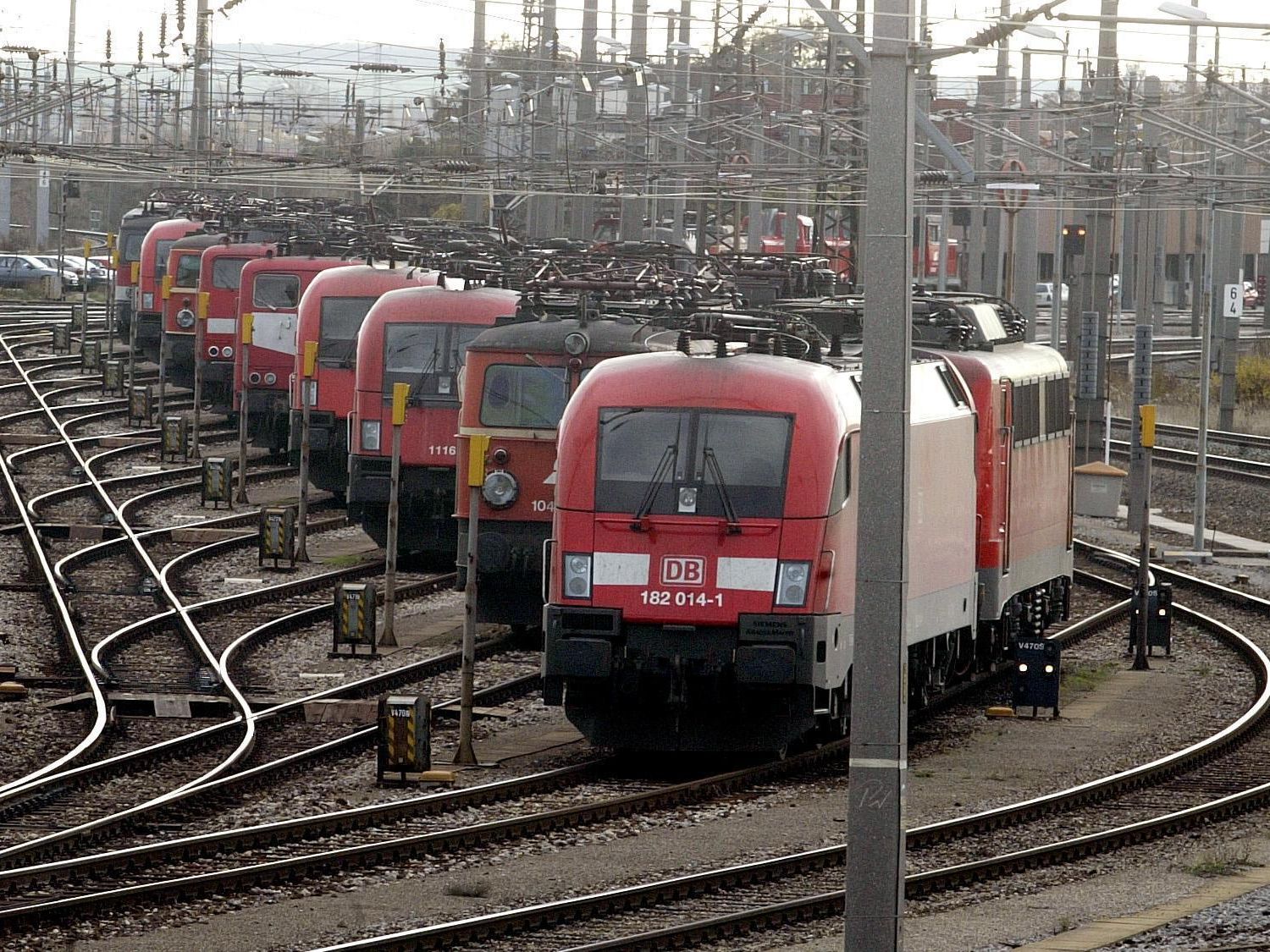 Der Pkw-Lenker dürfte den Triebwagen übersehen haben. Der Pkw-Lenker dürfte den Triebwagen übersehen haben.