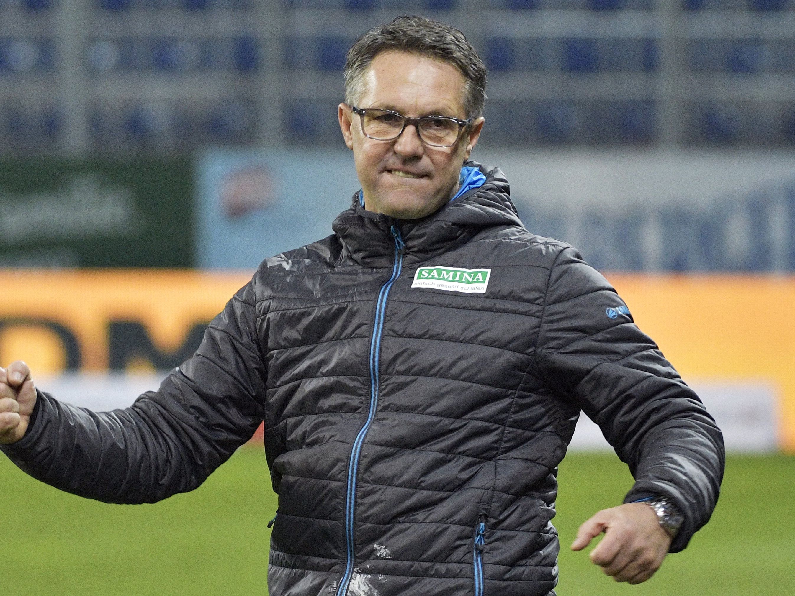 LIVE von der Pressekonferenz von Rapid Wien zu Neo-Trainer Damir Canadi. LIVE von der Pressekonferenz von Rapid Wien zu Neo-Trainer Damir Canadi.