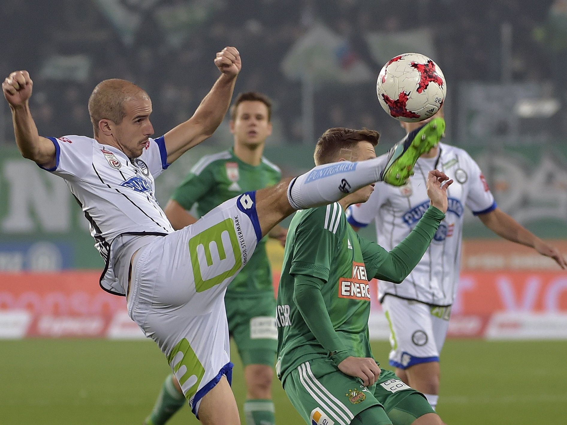 Rapid verliert auch gegen Sturm Graz und versinkt im Niemandsland der Tabelle. Rapid verliert auch gegen Sturm Graz und versinkt im Niemandsland der Tabelle.