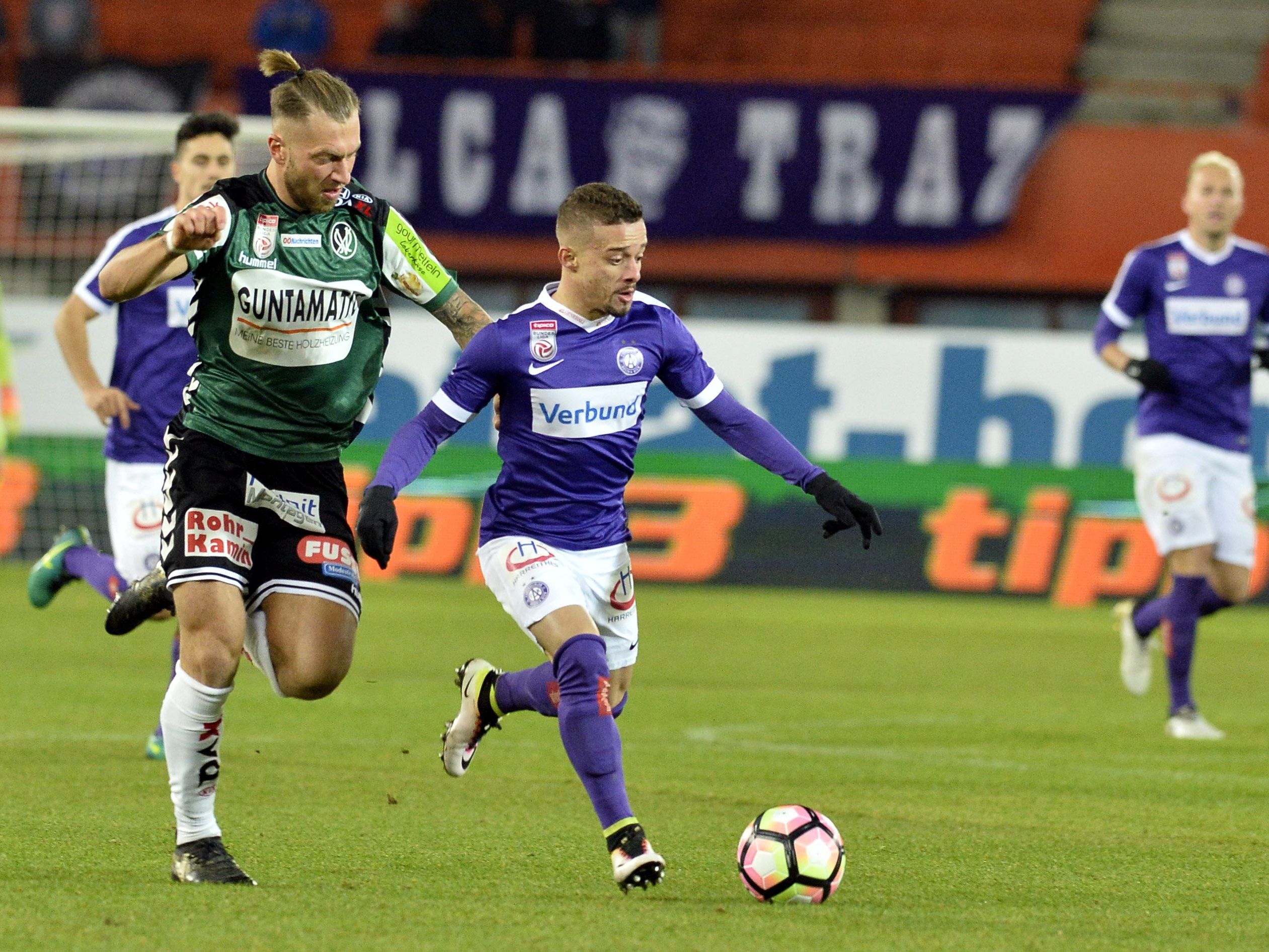 Lucas Venuto (Austria/r.) und Peter Zulj ( Ried) beim Spiel Lucas Venuto (Austria/r.) und Peter Zulj ( Ried) beim Spiel